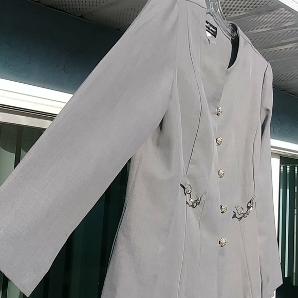 Chad's Place Women's Blazer.  16P. - Picture 2 of 6